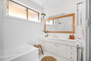 Baterie umywalkowe ścienne